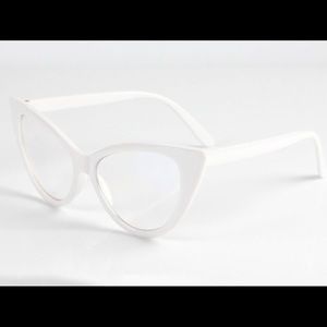 WHITE VINTAGE LOOK CAT EYE GLASSES *NEW*💕💕
